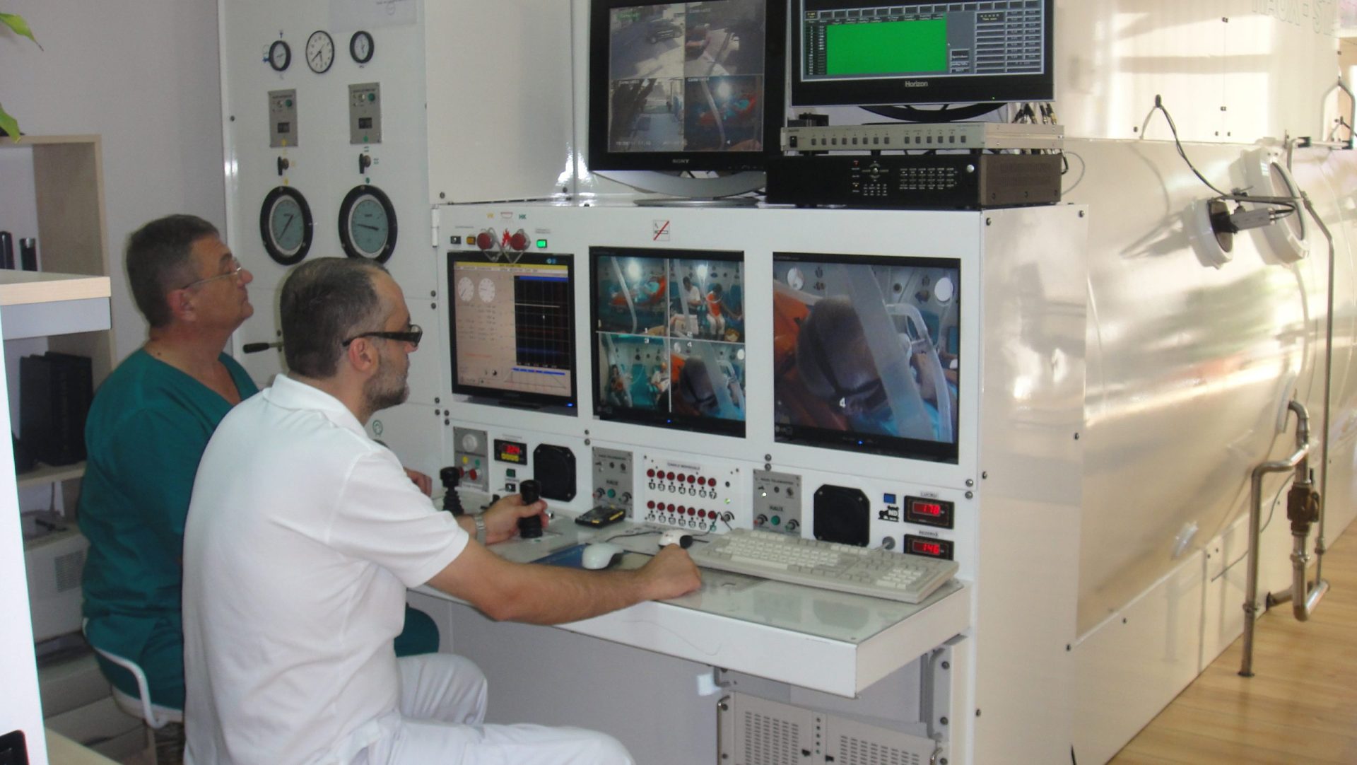 ce-e-terapia-cu-oxigen-hiperbaric-si-cat-de-buna-e Medici care supravegheaza ce se intampla in barocamera