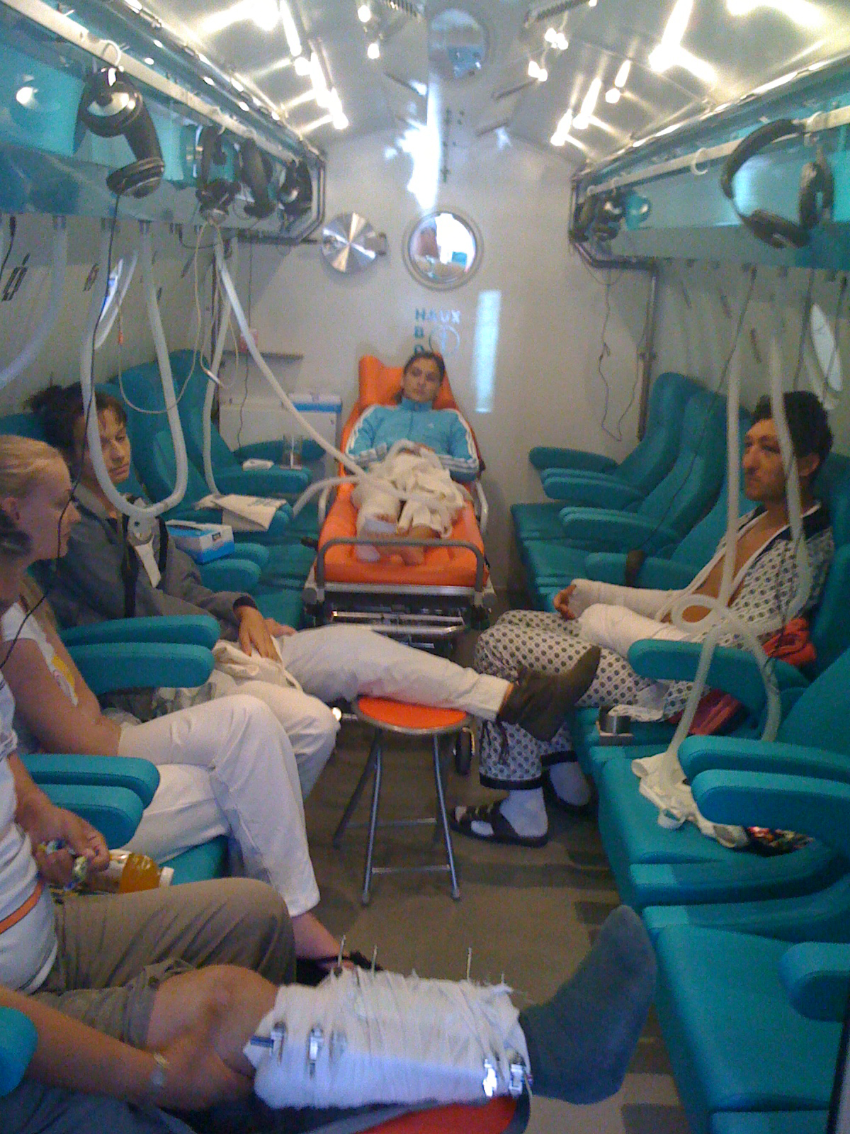 ce-e-terapia-cu-oxigen-hiperbaric-si-cat-de-buna-e pacienti in camera hiperbara din targu mures