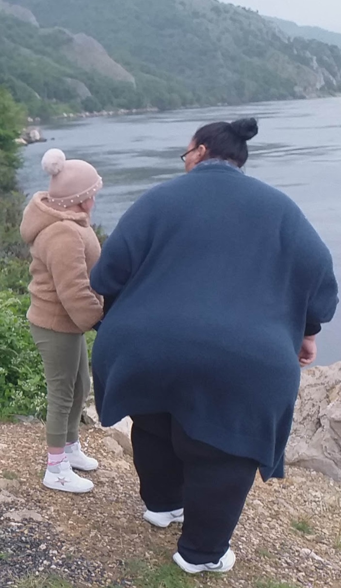o-operatie-de-micsorare-a-stomacului-e-o-necesitate Irina Ilie, împreună cu nepoțica ei