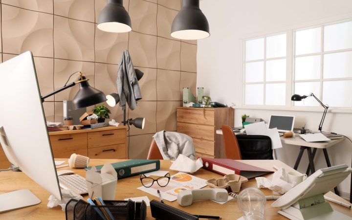 biroul haotic și dezorganizat al unui adult cu ADHD