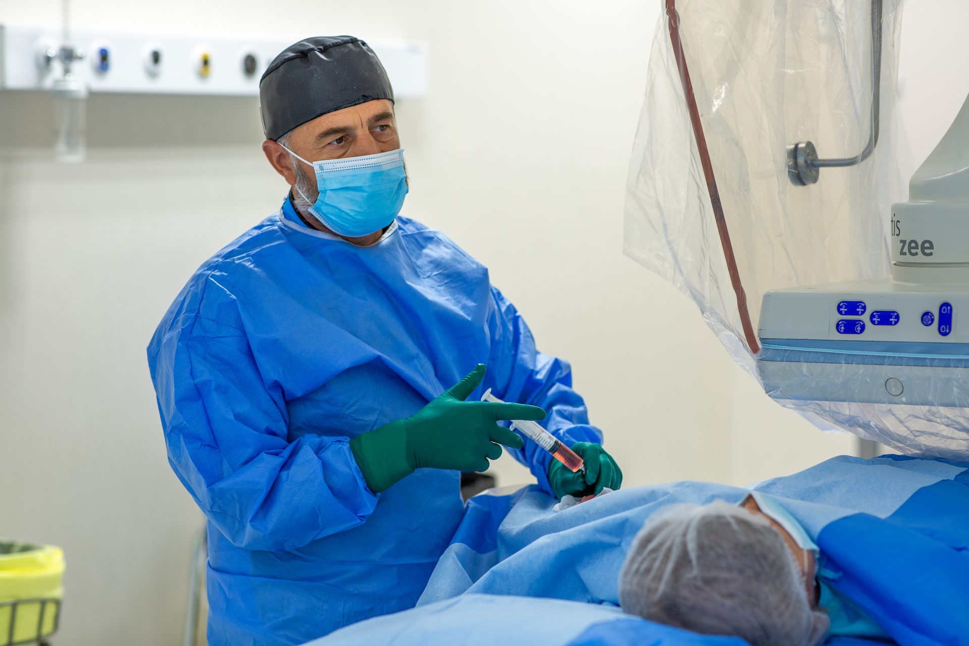 dr. Rareș Nechifor în sala de radiologie intervențională