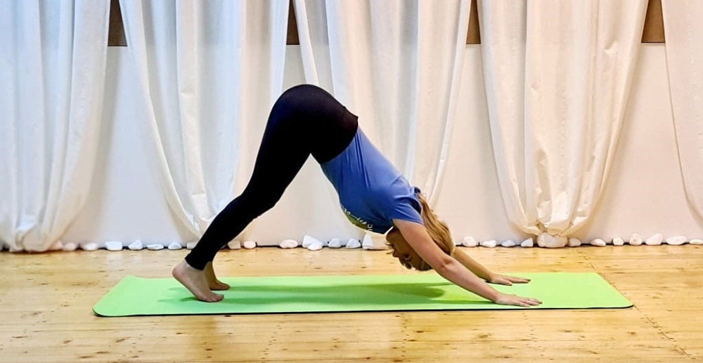 yoga pentru spate. Postura câinelui cu fața în jos
