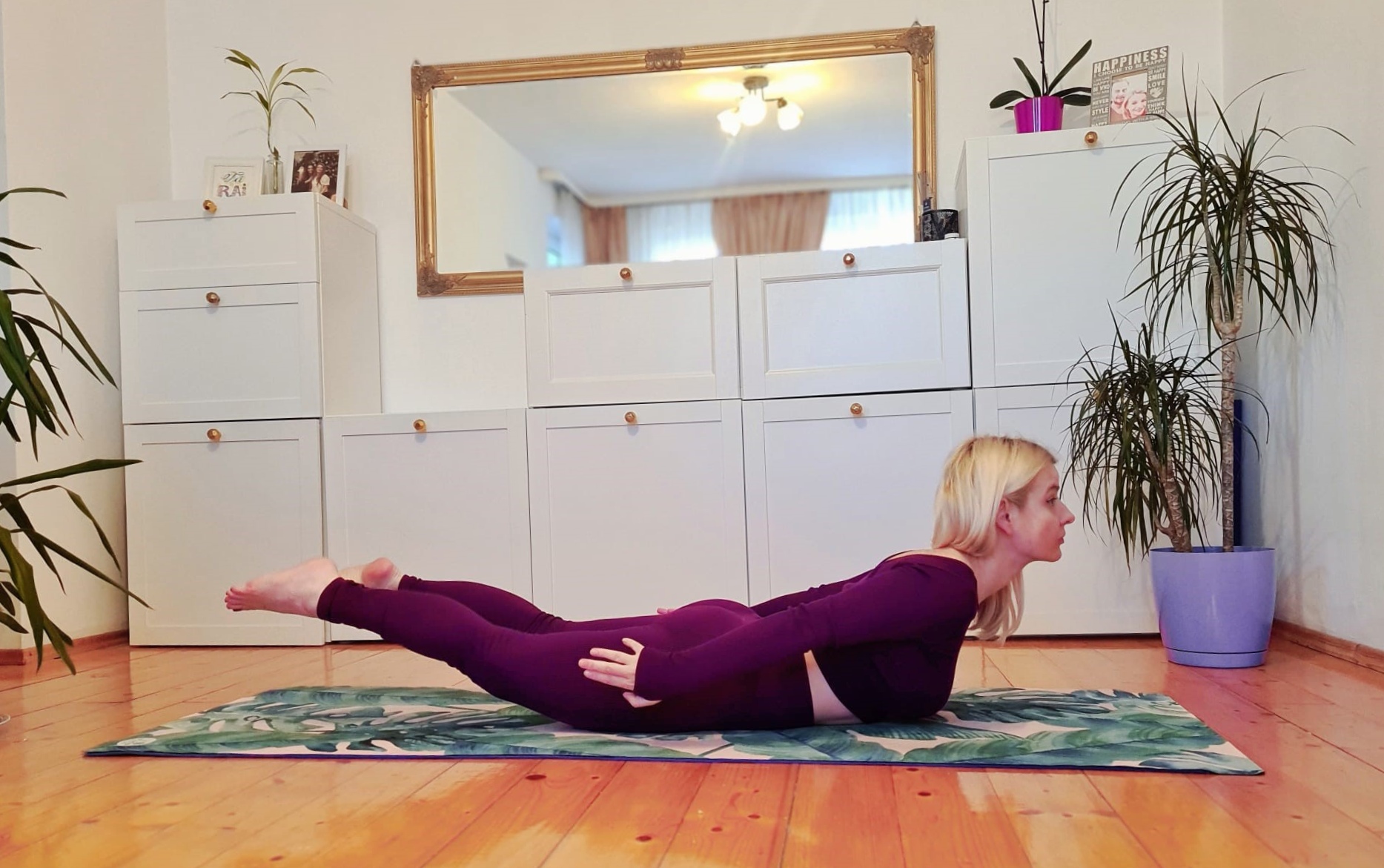 yoga pentru spate. postura lăcustei