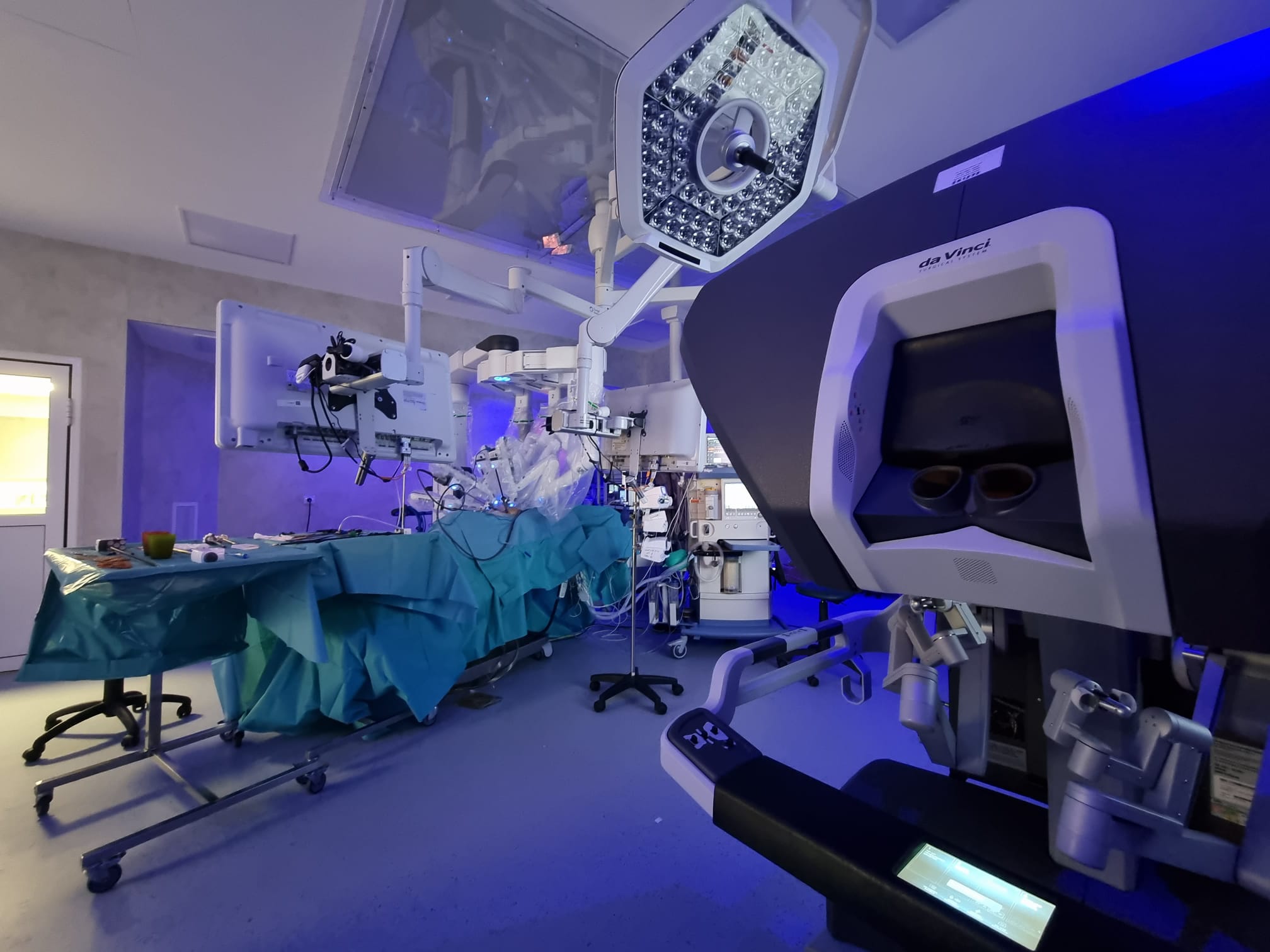 Robotul da Vinci Xi este cel mai avansat sistem de chirurgie robotică din lume