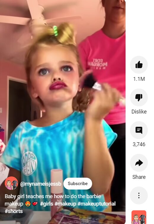 machiajul pentru copii. fetita se machiază ca Barbie