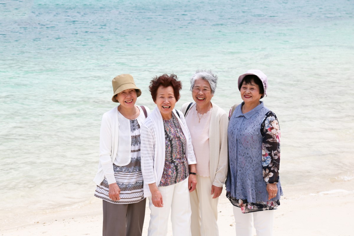 ce ne aduce fericirea. femei fericite în Okinawa