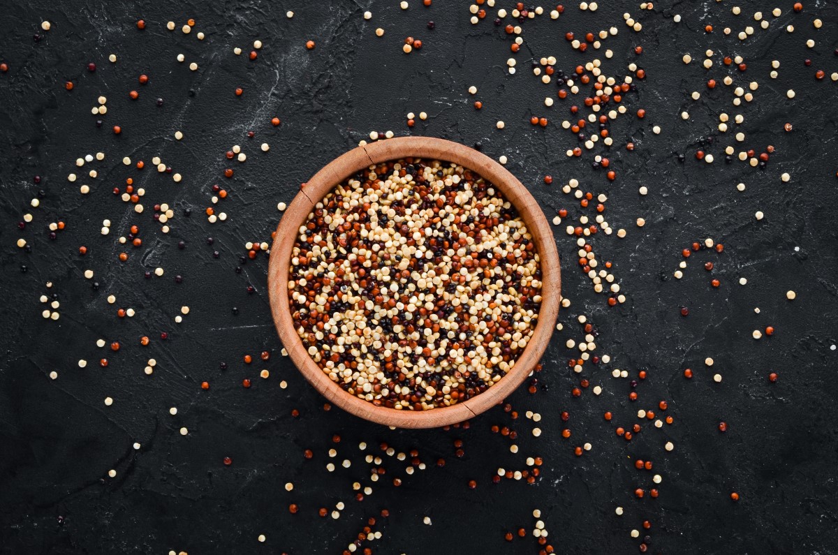 quinoa și amarant. Semințe de quinoa albă, roșie și brună
