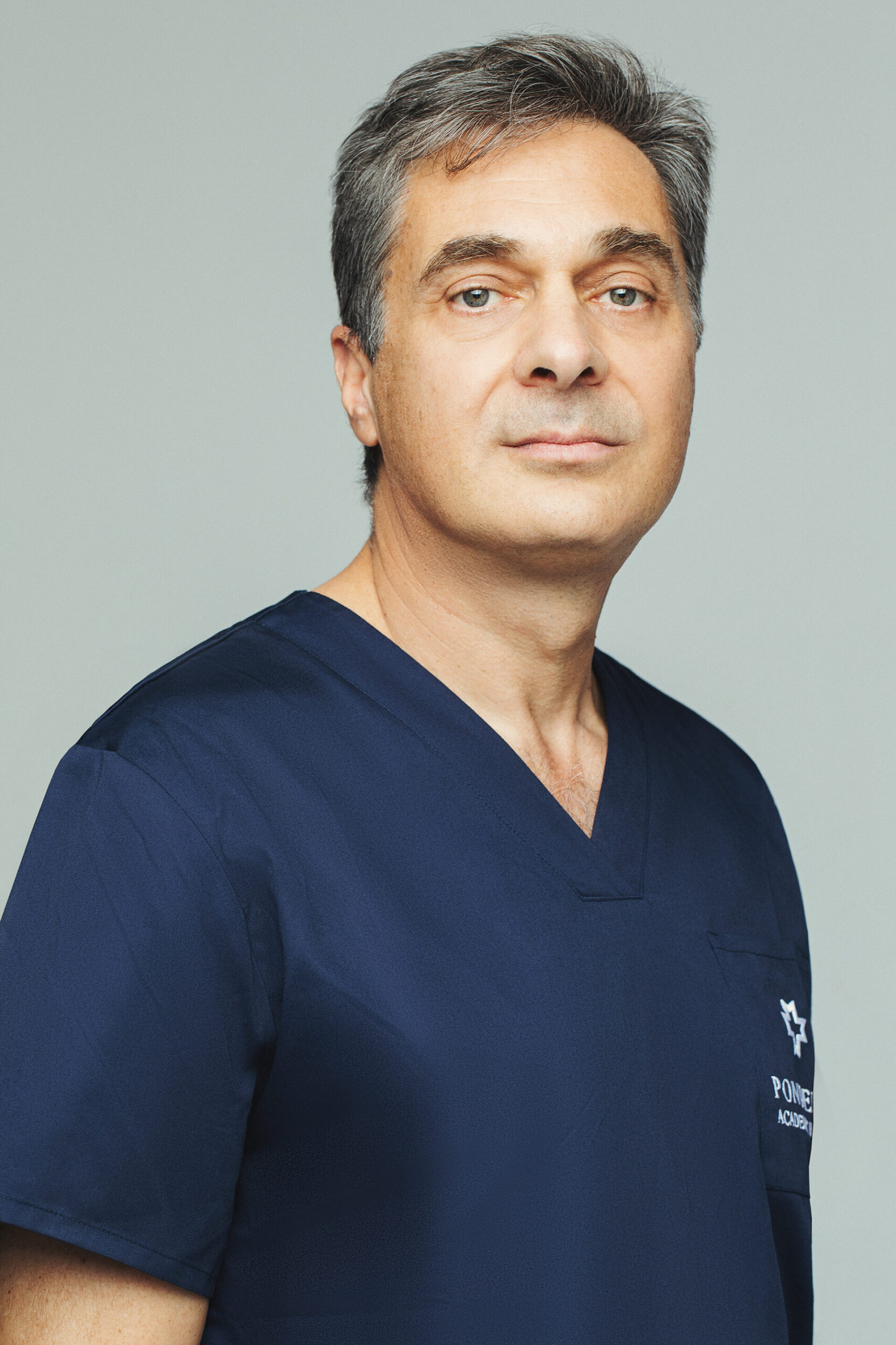 Doctor Andrei Nadu este medic urolog, specializat în chirurgia robotică în Ponderas Academic Hospital.