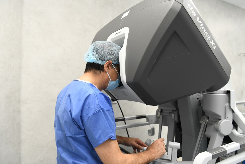 Dr. Nadu în timpul intervenției robotice cu sistemul Da Vinci.