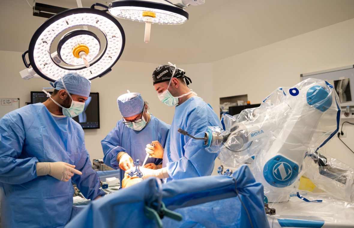 Prof. univ. dr. Radu Prejbeanu, medic primar chirurg ortopedie și traumatologie, coordonatorul Centrului de Excelență în Chirurgia Ortopedică și director medical al Spitalul Premiere, Timișoara în timpul intervenției chirurgicale pentru o endoprotezare pe baza chirurgiei asistate robotic de către sistemul ROSA Knee.