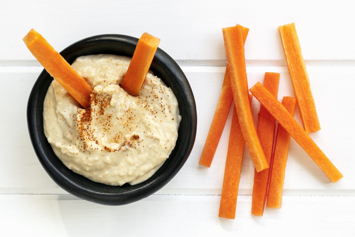 bastonașe de morcovi cu hummus