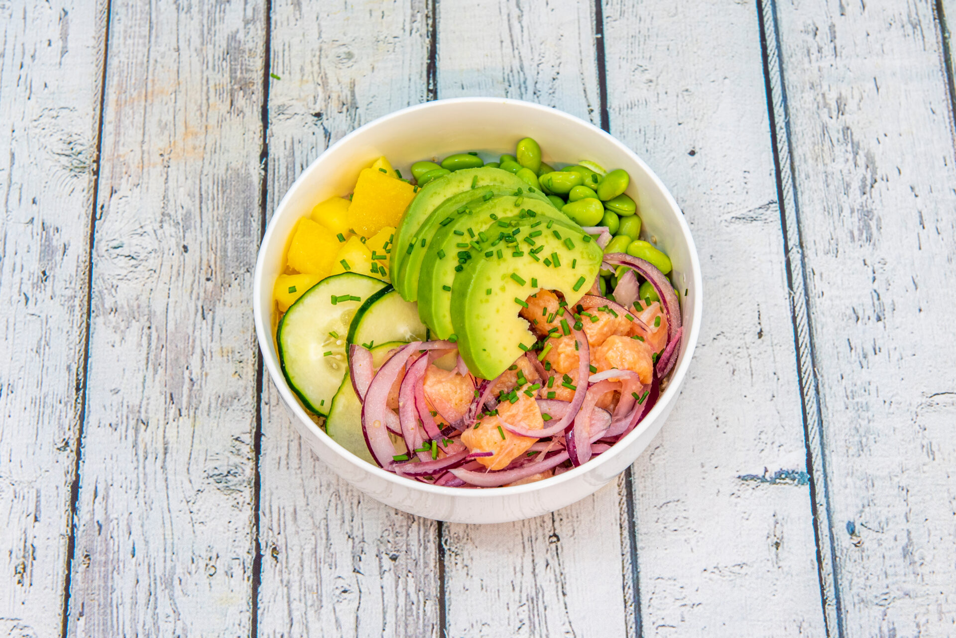 poke bowl cu somon, ceapă, avocado, castraveți, edamame și mango