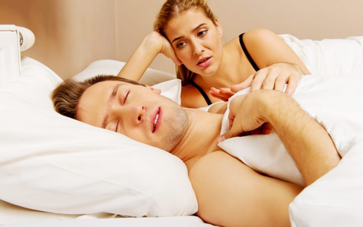 bărbat care vorbește în somn, partenera încearcă să-l trezească