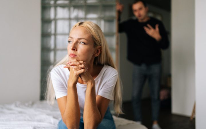 femeie trista stresata cuplu