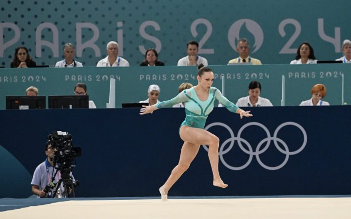 Ana Bărbosu gimnastă, în timpul exercițiului la sol la Jocurile Olimpice de la Paris, 2024