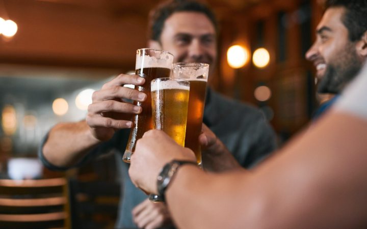 bărbați la o ocazie beau bere la draft
