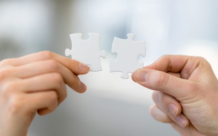 piese de puzzle care ilustrează compatibilitatea în cuplu
