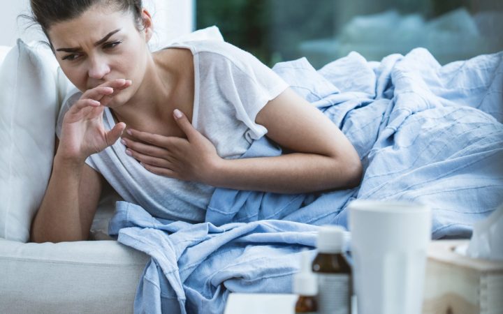 femeie tușește în pat noaptea, cu senzație de sufocare și greață