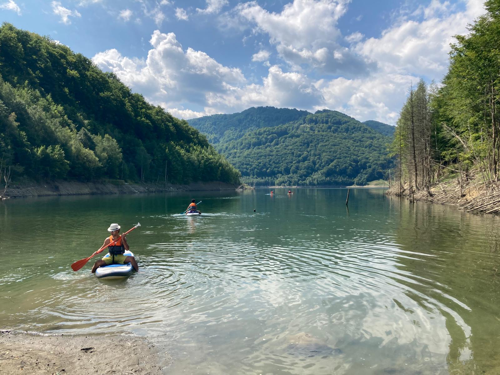 locuri de poveste de vizitat toamna în România - lacul Siriu