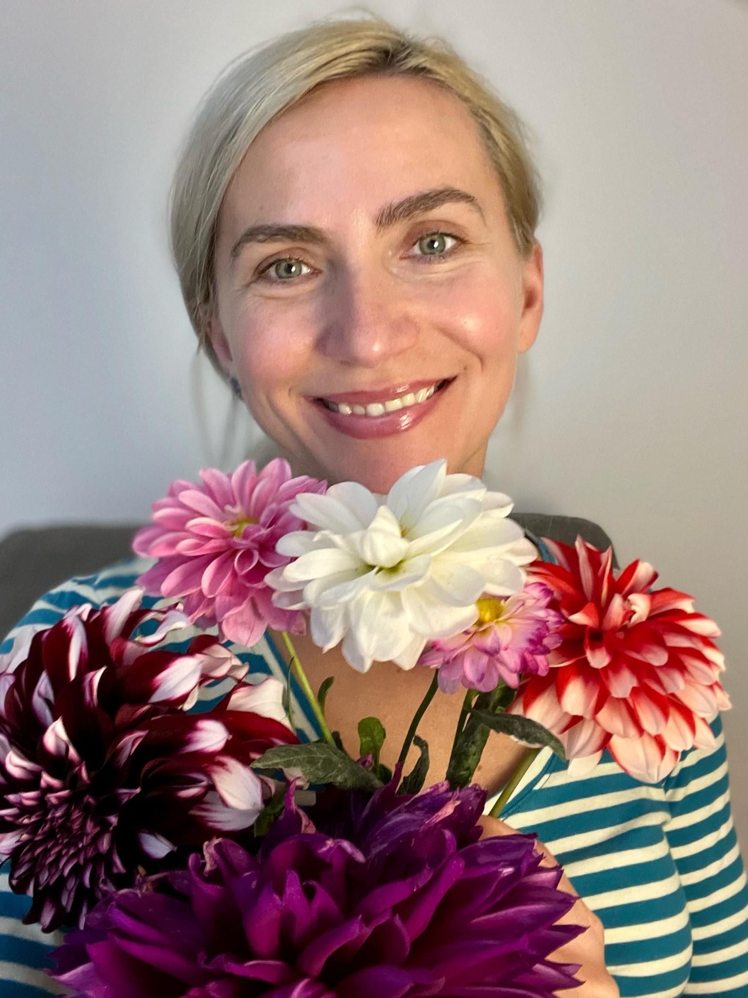 Camelia Popescu, artist vizual, cu un buchet de flori în brațe