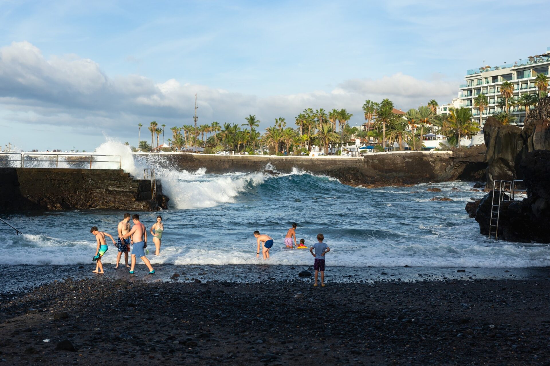 Plaja San Telmo, în Puerto de la Cruz, Tenerife, 25 octombrie 2023