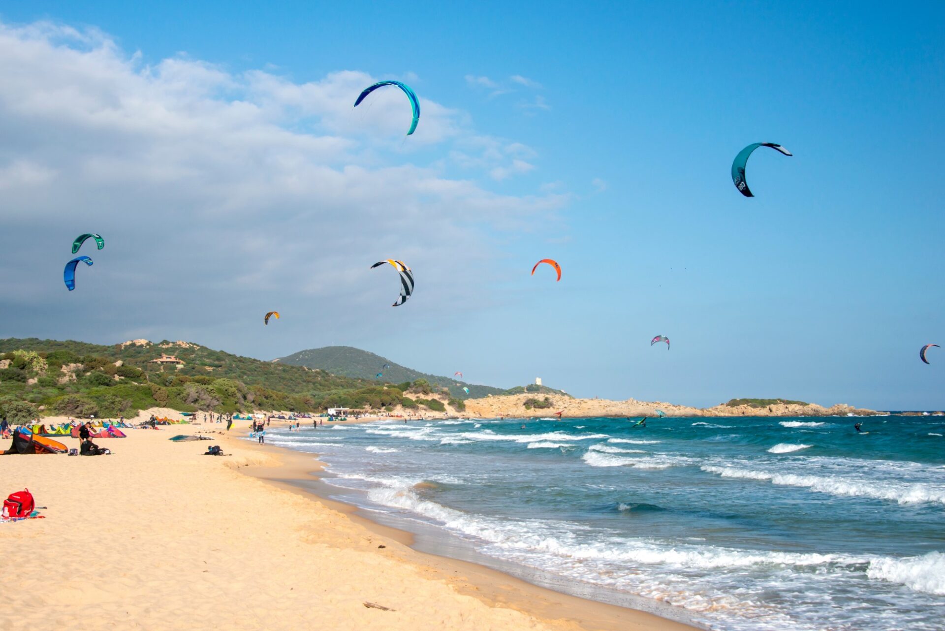 windsurfing pe plaja din golful Chia, Sardinia, octombrie