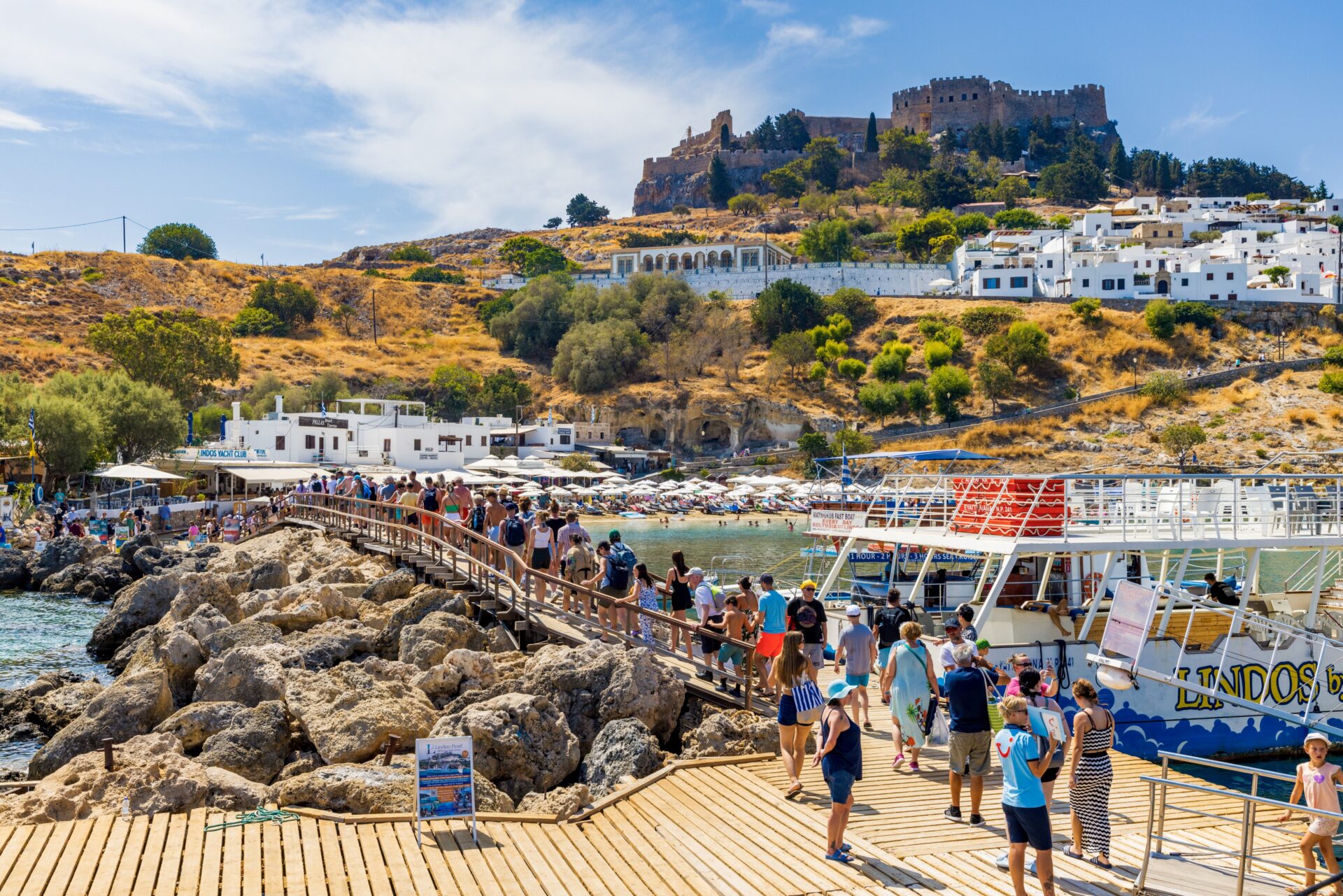 Plaja Lindos, din Rhodos, în august, foarte aglomerată