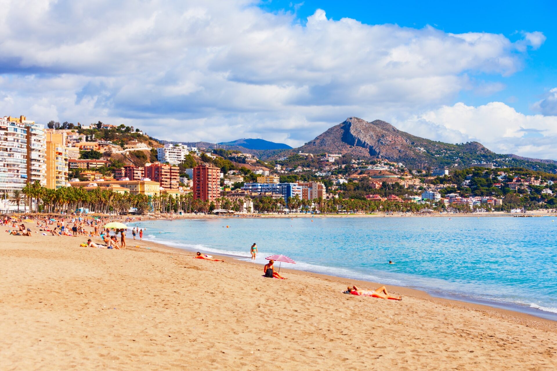 Plaja din Malaga, Costa del Sol, Spania, în octombrie 2021 - puțini oameni în apă