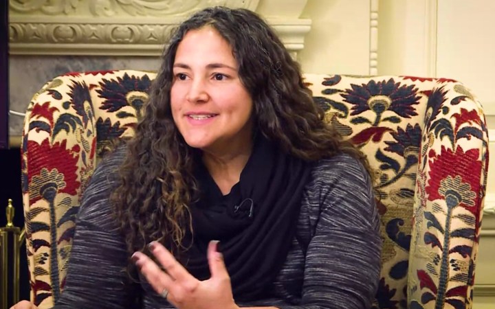 Profesoara de psihologie Laurie Santos, în timpul unuia dintre cursurile gratuite despre știința fericirii la universitatea Yale