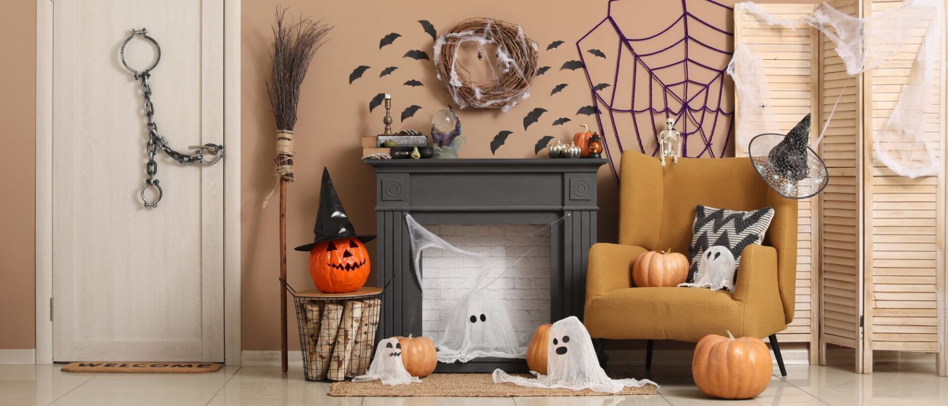 cameră decorată de halloween, cu dovleci, fantome, pânză de păianjen