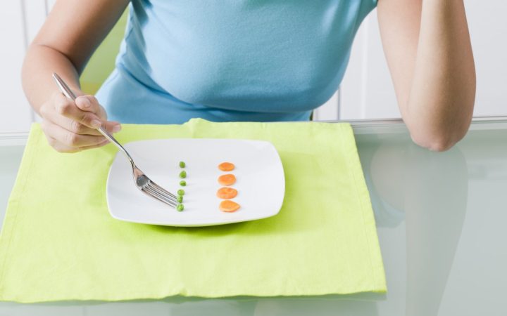 femeie la dietă restrictivă, mănâncă foarte puțin și nu poate slăbi