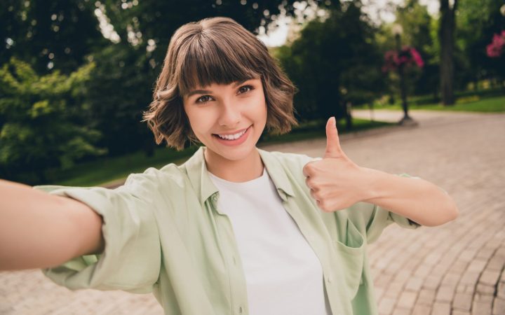 femeie fericită își face selfie și arată semnul ok