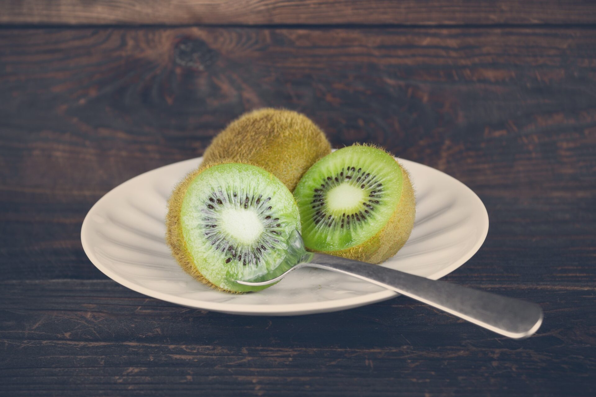 fructe kiwi tăiate se mănâncă cu lingurița