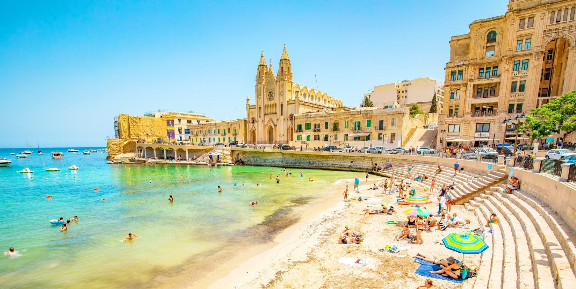 Plaja Balluta Bay, din St. Julians, Malta, cu Biserica Carmelită pe fundal