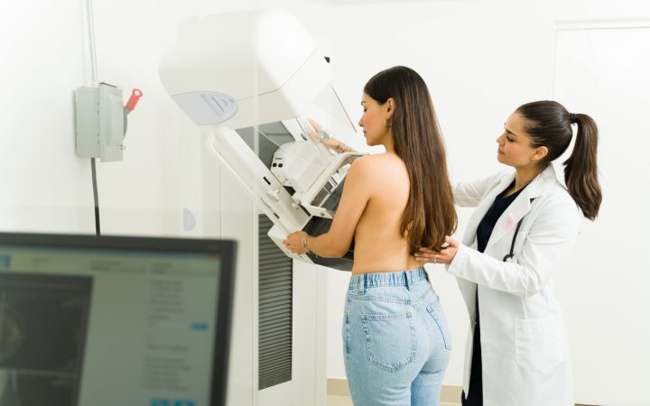 screening pentru cancer de sân - femeie la mamografie