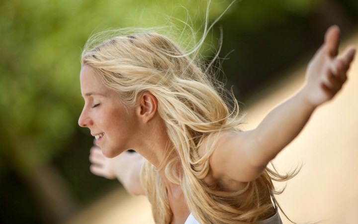 femeie care se concentrează pe efectul pe care vântul îl are asupra pielii ei - mindfulness