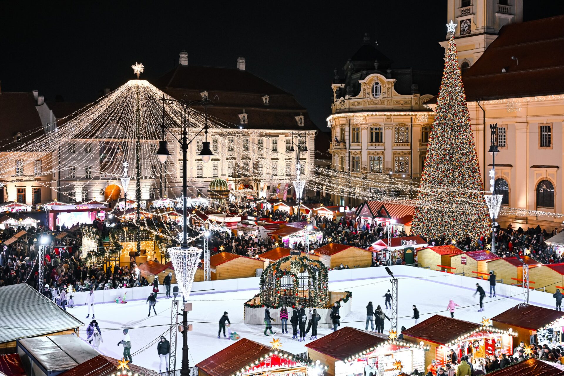Târgul de Crăciun din Piața Mare Sibiu, cu luminițe aprinse și patinoar în prim plan
