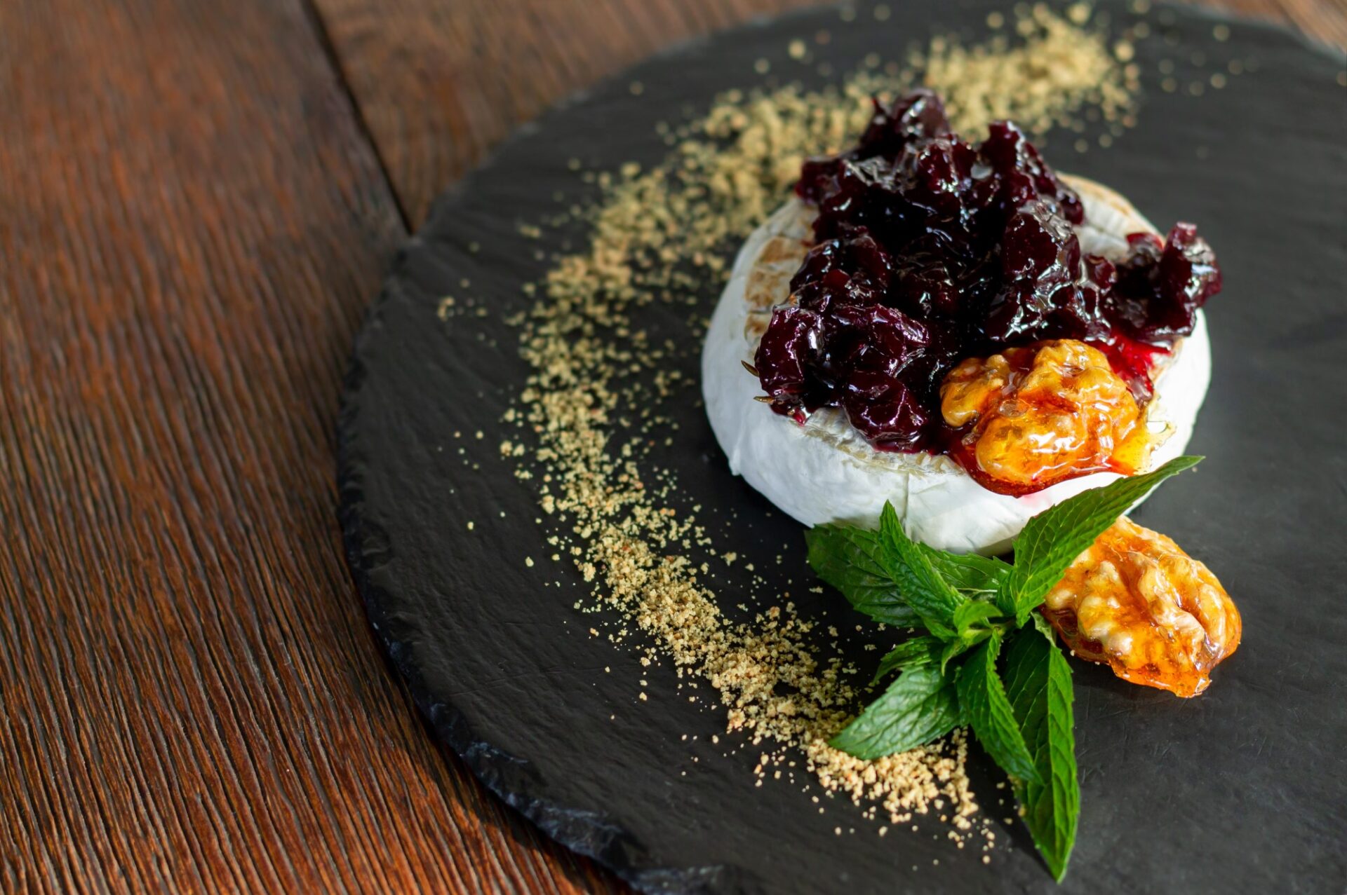 aperitive pentru petreceri - camembert, dulceață și nuci caramelizate