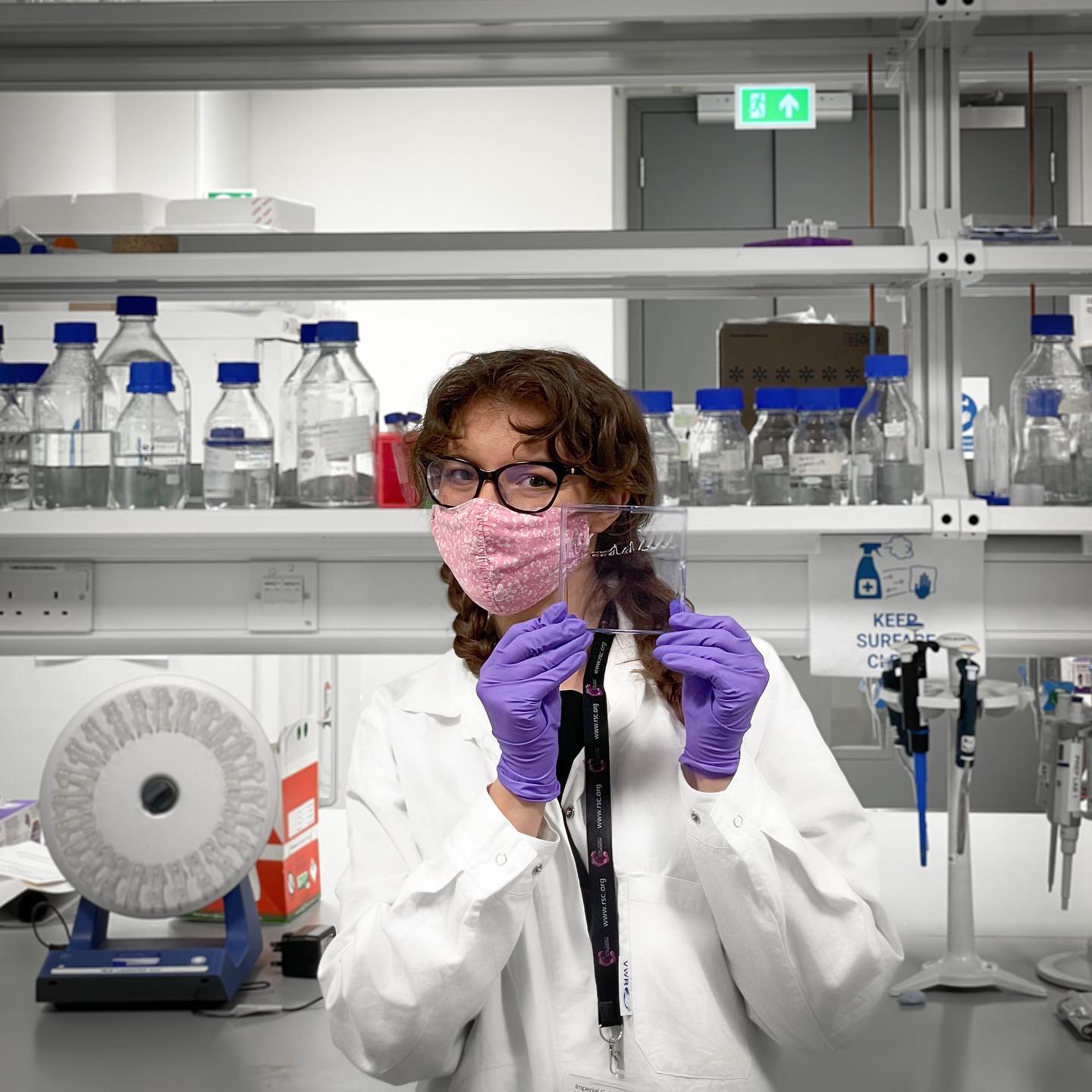 Sânziana Foia la finalul programului de master la Imperial College, în laborator