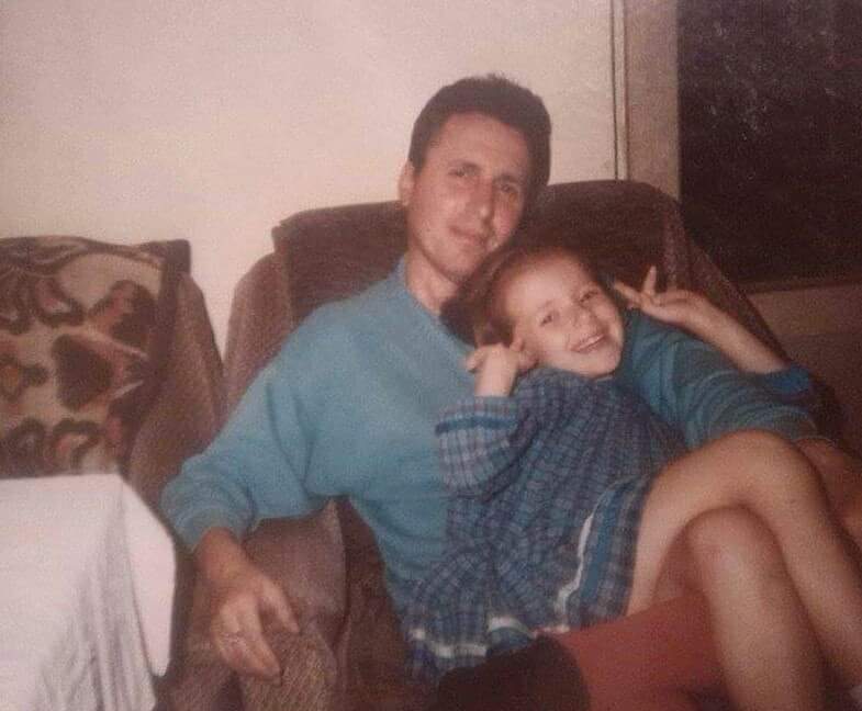Sânziana Foia, când era copil, în brațele tatălui ei
