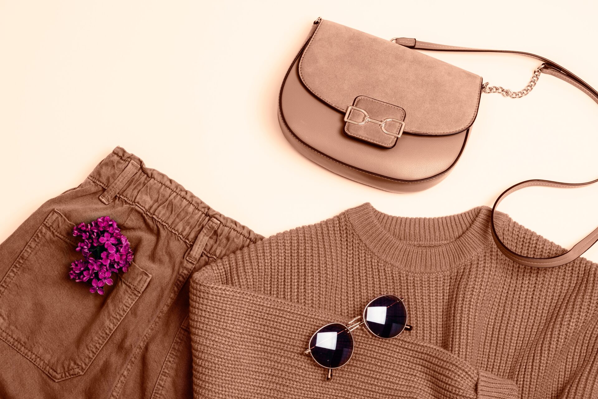 outfit și geantă mocha mousse