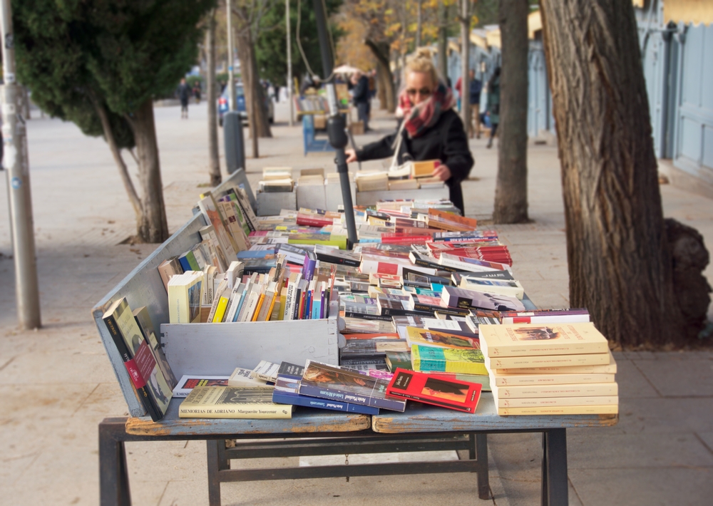 taraba unui anticar din București, plină cu cărți vechi