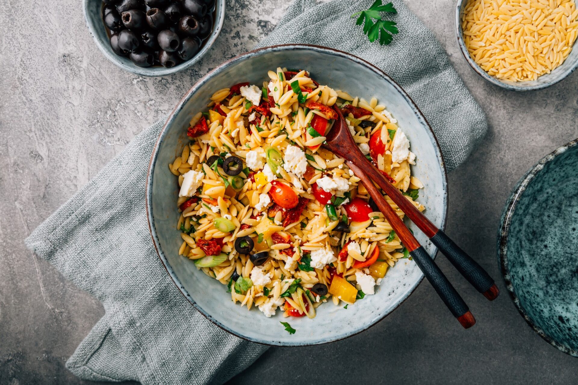 salată grecească cu orzo pentru o cină romantică acasă