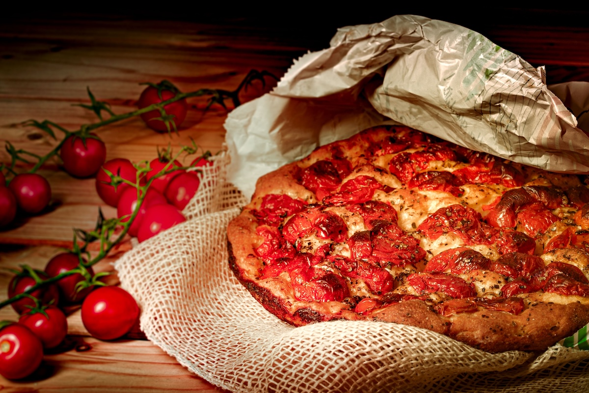 mâncare italienească focaccia cu roșii pe un platou din lemn rustic