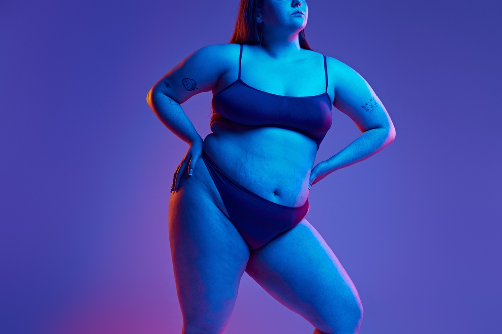 femeie cu o imagine corporală pozitivă - body positivity