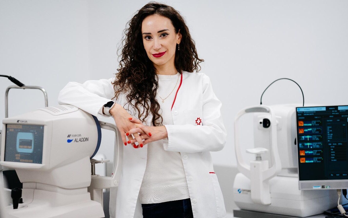 Dr. Irina Bârcă este medic primar oftalmolog în cadrul Rețelei de Sănătate Regina Maria/Foto: Regina Maria