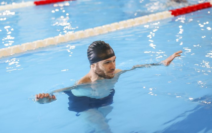 bărbat practicând înotul pentru începători la world class