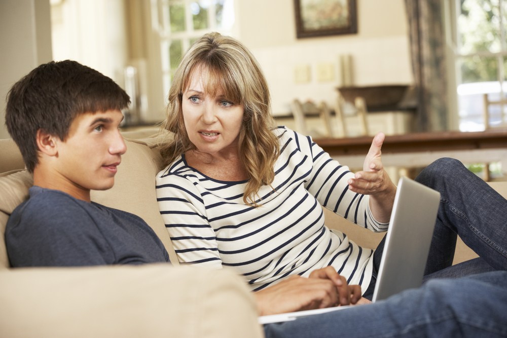 mama care încearcă să discute cu băiatul adolescent