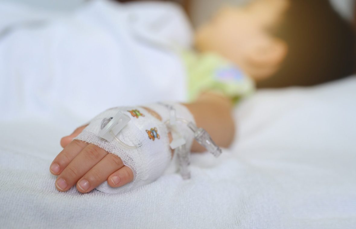 copil cu branulă în spital, cu complicațiile gripei