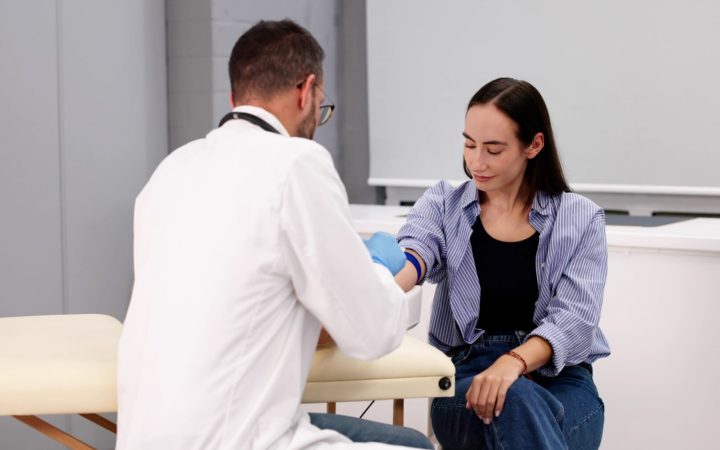 femeie la doctor la analize de sânge